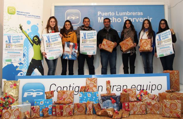 Jóvenes de NNGG del Partido Popular de Puerto Lumbreras reparte 500 juguetes a niños de más de un centenar de familias desfavorecidas - 1, Foto 1