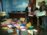 El PP de Lorca entrega a Cruz Roja 200 juguetes en solidaridad con quienes peor lo están pasando