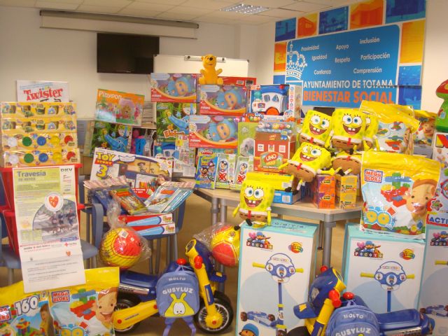 Cruz Roja y el Ayuntamiento reparten más de 140 juguetes a niños de Totana cuyas familias atraviesan una situación de necesidad, Foto 1