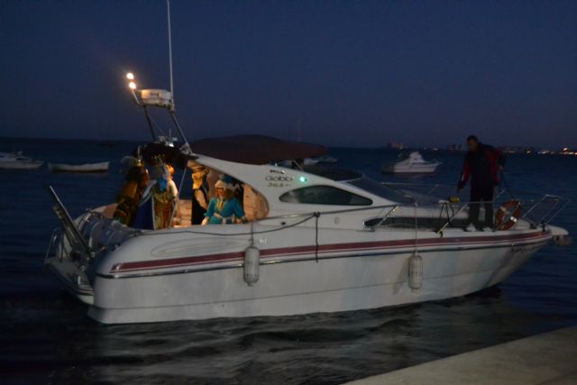 Los Reyes Magos llegan por mar a San Pedro del Pinatar y reparten regalos a cientos de niños - 1, Foto 1