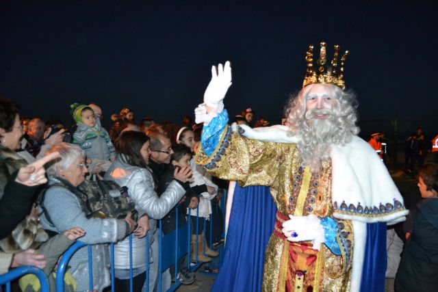 Los Reyes Magos llegan por mar a San Pedro del Pinatar y reparten regalos a cientos de niños - 2, Foto 2