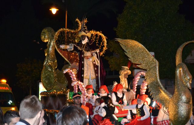 Los Reyes Magos llegan por mar a San Pedro del Pinatar y reparten regalos a cientos de niños - 4, Foto 4