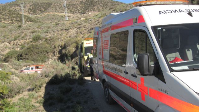 Cruz Roja de Águilas asiste un accidente de tráfico muy grave en el paraje conocido como Barranco Mesas - 1, Foto 1