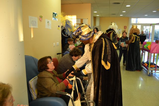 Los Reyes Magos de Archena y La Algaida repartieron regalos y caramelos a los miles de niños que abarrotaron las calles de ambas poblaciones - 1, Foto 1