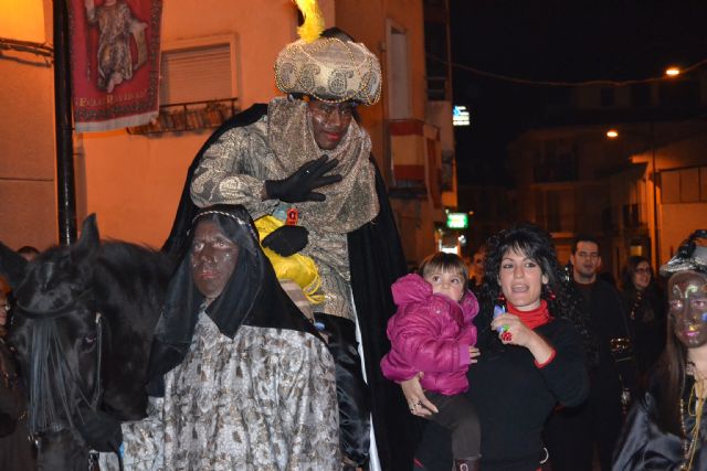 Los Reyes Magos de Archena y La Algaida repartieron regalos y caramelos a los miles de niños que abarrotaron las calles de ambas poblaciones - 2, Foto 2
