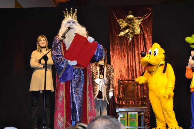 Los Reyes Magos de Archena y La Algaida repartieron regalos y caramelos a los miles de niños que abarrotaron las calles de ambas poblaciones - 3, Foto 3