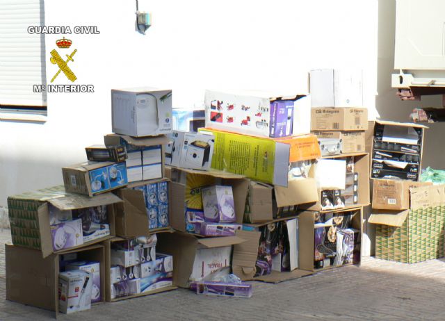 La Guardia Civil detiene a dos personas por la sustracción de gran cantidad de electrodomésticos de su trabajo - 2, Foto 2