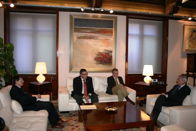 El presidente de la Comunidad recibe a los presidentes de los pasos Blanco y Azul de Lorca - 1, Foto 1