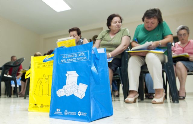 Sorteo de una bicicleta entre los participantes de las charlas sobre reciclaje - 1, Foto 1