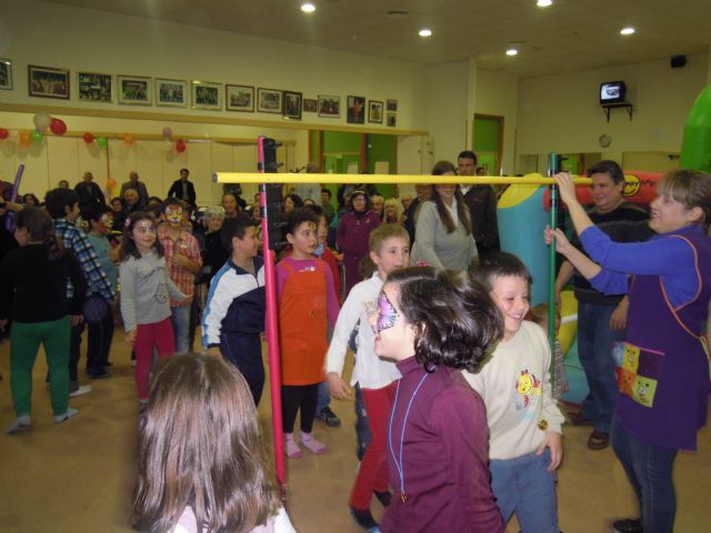 Abuelos y nietos compartes juegos en las fiestas intergeneracionales de los centros de mayores - 1, Foto 1