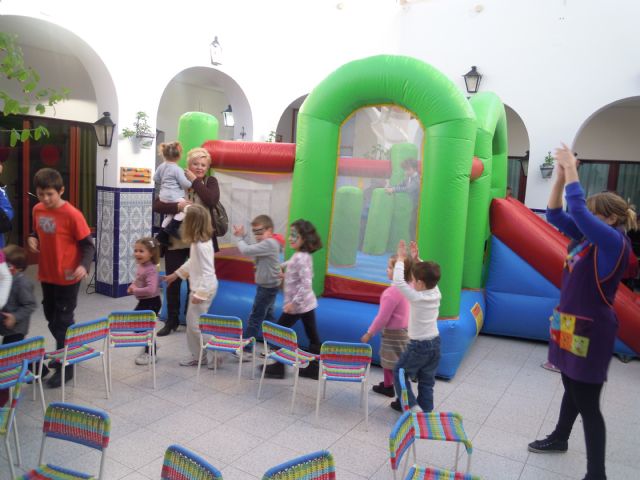 Abuelos y nietos compartes juegos en las fiestas intergeneracionales de los centros de mayores - 2, Foto 2