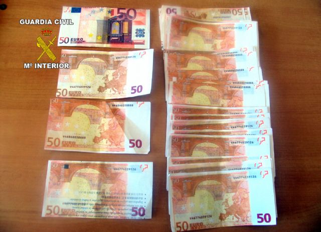 La Guardia Civil sorprende a una persona con más de 4.000 euros falsificados en su vehículo - 1, Foto 1