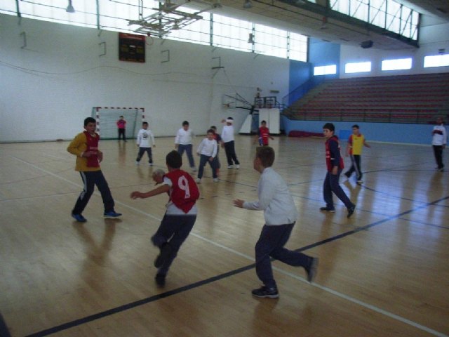La concejalía de Deportes organizo la primera jornada de la fase local de balonmano alevín de deporte escolar, Foto 1