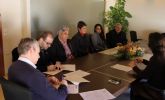 El ayuntamiento firma convenios de colaboraci�n con C�ritas de Mazarr�n y Puerto