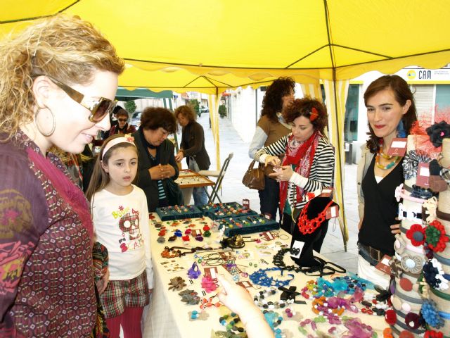 Un puesto del mercadillo artesanal que periódicamente se celebra en Ceutí, Foto 1