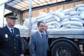 Joaquín Bascuñana entrega las 18 toneladas de legumbres entre las que la Policía Nacional descubrió 110 kilos de cocaína