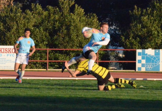 Momento de la primera parte en que el zaguero del Lorca esquiva un placaje  / Foto: Marta Garcia Martínez, Foto 1