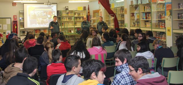 La Guardia Civil imparte charlas informativas sobre seguridad a los alumnos del IES Rambla de Nogalte - 1, Foto 1