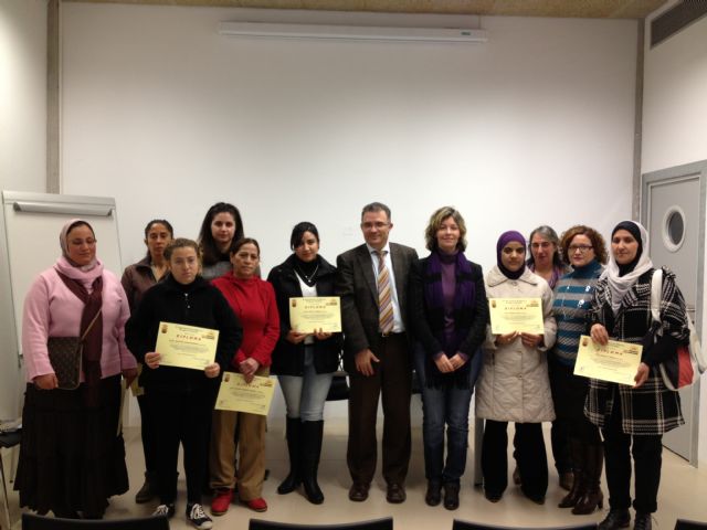 Hortelano y Navarro entregan los diplomas del curso de Zapatero Remendón en Blanca - 1, Foto 1