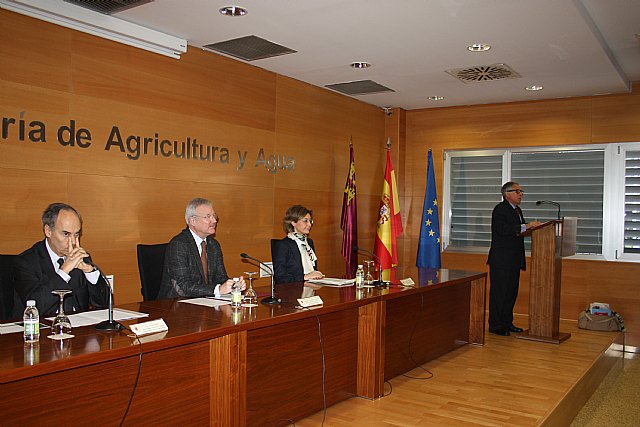 Valcárcel asegura que los gobiernos de España y Murcia se mostrarán exigentes y vigilantes en la negociaciones de la PAC - 1, Foto 1