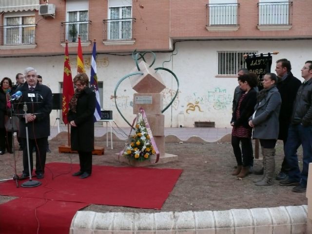 Decenas de vecinos han estado presentes en el homenaje a Antonio Abellán Risueño - 1, Foto 1