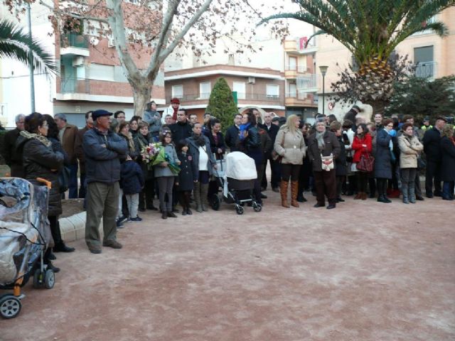 Decenas de vecinos han estado presentes en el homenaje a Antonio Abellán Risueño - 2, Foto 2