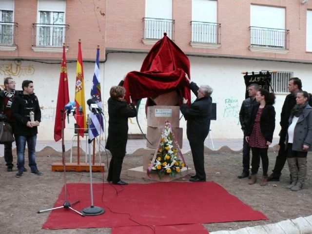 Decenas de vecinos han estado presentes en el homenaje a Antonio Abellán Risueño - 4, Foto 4