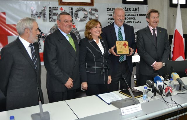 Vicente del Bosque recibe un reconocimiento de los voluntarios de la Asamblea de Cruz Roja en Mar Menor - 1, Foto 1