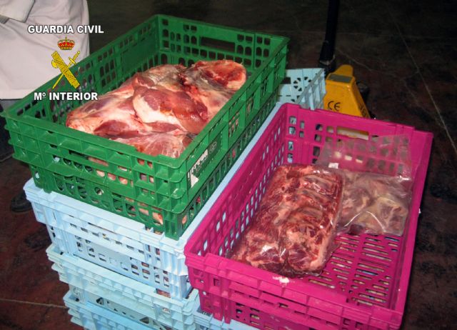 La Guardia Civil y el Servicio de Seguridad Alimentaria desmantelan un local clandestino de despiece de carne, Foto 1