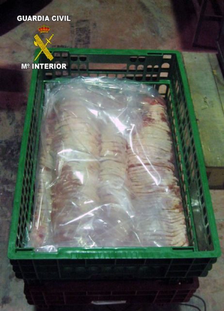 La Guardia Civil y el Servicio de Seguridad Alimentaria desmantelan un local clandestino de despiece de carne, Foto 2