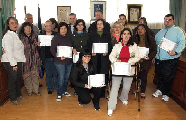 Diecisiete desempleadas de Ceutí aprenden costura textil para acceder al mercado de trabajo - 1, Foto 1