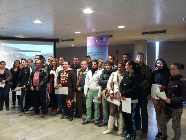 30 lorquinos de los barrios altos reciben el certificado de haberse formado durante un año en los proyectos de fomento del empleo 'Tu y tu barrio' y 'EmpleaT' - 1, Foto 1