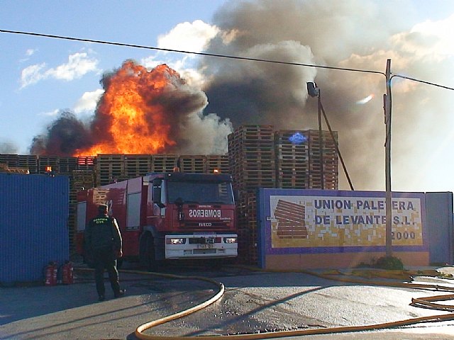 Bomberos del CEIS controlan un incendio declarado en una fábrica de palets en Fortuna - 2, Foto 2