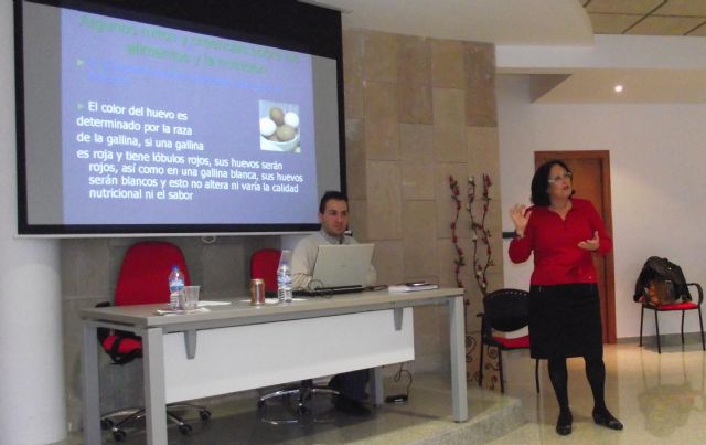 Sanitarios ofrecen a las mujeres pinatarenses las claves de seguir una dieta equilibrada - 2, Foto 2