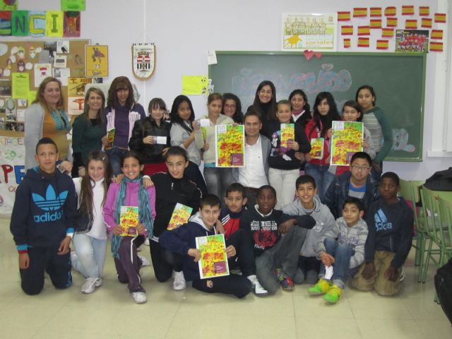 David Fernández Sifres se reunió con jóvenes lectores de Los Dolores y el Casco Antiguo - 1, Foto 1