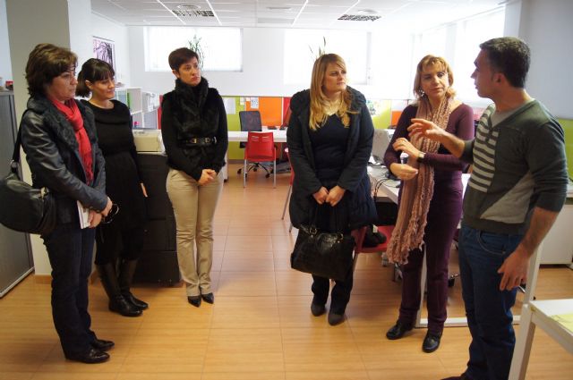 Diputadas de la Asamblea Regional visitan el colectivo de promoción social El Candil, Foto 1