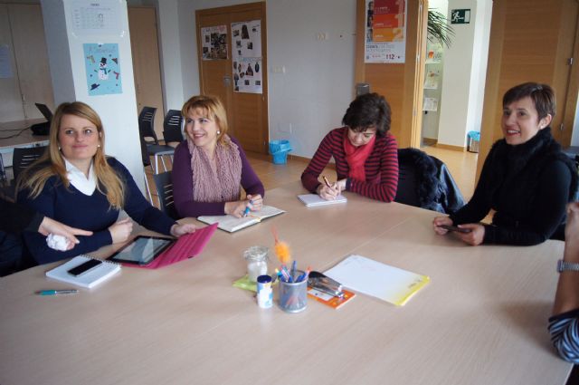 Diputadas de la Asamblea Regional visitan el colectivo de promoción social El Candil, Foto 2