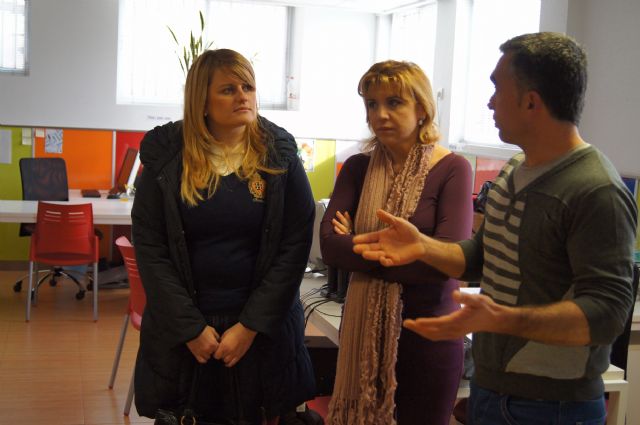 Diputadas de la Asamblea Regional visitan el colectivo de promoción social El Candil, Foto 3