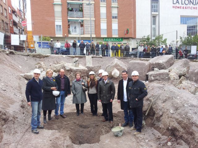 El Alcalde coloca la primera piedra para la reconstrucción del edificio Viña II - 1, Foto 1