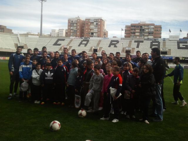 El F.C. Cartagena entrena con alumnos del Concepción Arenal en el Cartagonova - 1, Foto 1