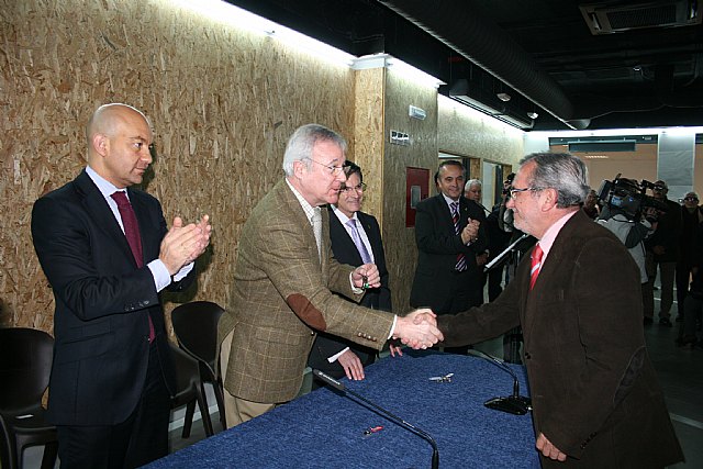 Valcárcel afirma que la apertura de la galería de La Viña marca un nuevo paso en la recuperación de la vida comercial de Lorca - 1, Foto 1
