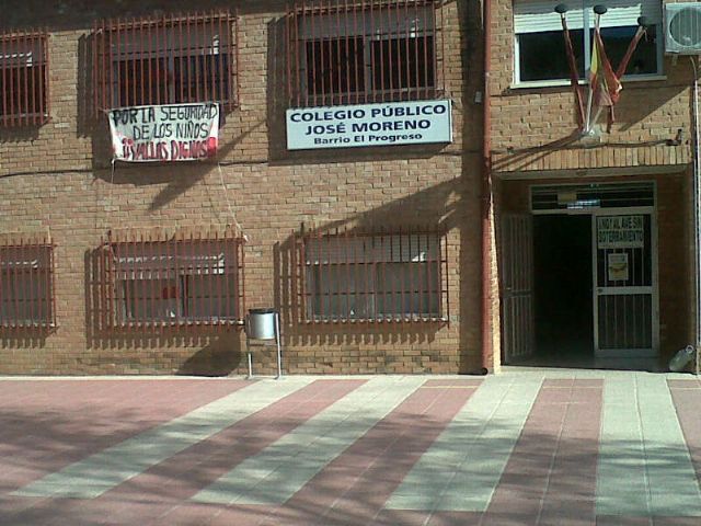 El Grupo Socialista exigirá la inmediata sustitución del vallado perimetral del colegio José Moreno para evitar riesgos - 1, Foto 1