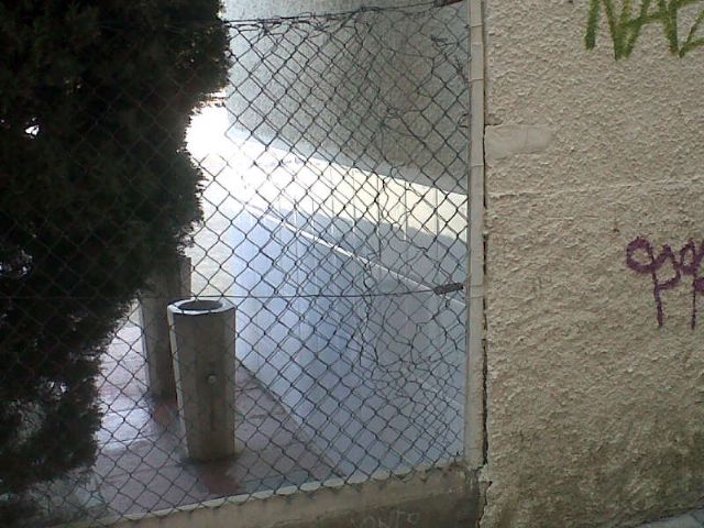 El Grupo Socialista exigirá la inmediata sustitución del vallado perimetral del colegio José Moreno para evitar riesgos - 2, Foto 2