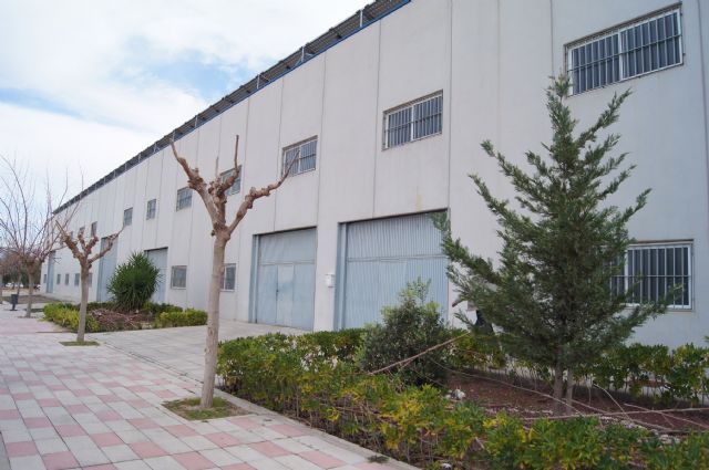 Autoridades municipales realizan una visita al Vivero Municipal de Empresas con el fin de conocer el estado de la infraestructura, Foto 1