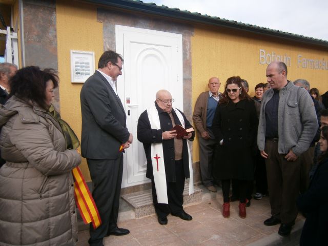 El alcalde de Ceutí (i), junto al cura párroco, Manuel Jódar, y los propietarios del botiquín, Foto 1