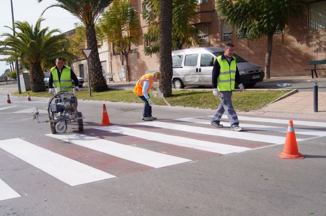 Realizan trabajos de repintado de la señalización horizontal en las principales calles del casco urbano - 1, Foto 1