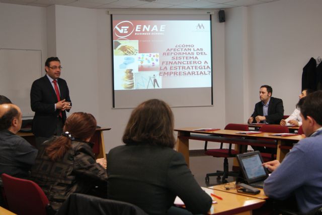 Francisco Fuentes analiza cómo afectan las reformas del Sistema Financiero a la Estrategia Empresarial ante los antiguos alumnos de ENAE Business School - 2, Foto 2