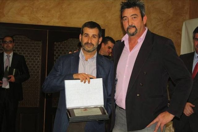 Fotografía de la entrega de la placa de agradecimiento a un Oficial del Sector, Foto 1