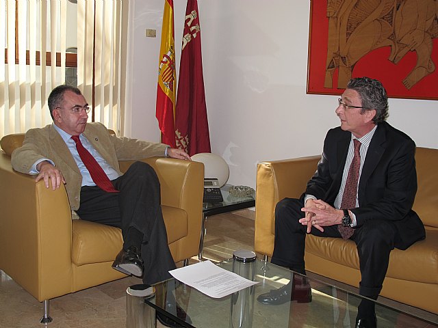 El consejero de Presidencia se reúne con el director de la zona de Levante de la empresa Urbaser - 1, Foto 1