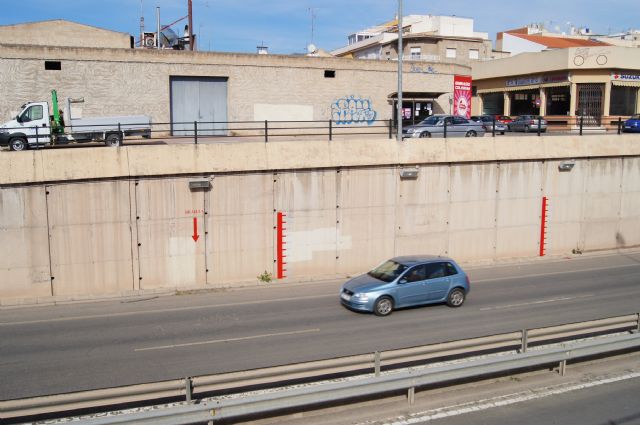 Realizan trabajos de señalización horizontal en ambos tramos el subterráneo de la Avenida Juan Carlos I - 2, Foto 2